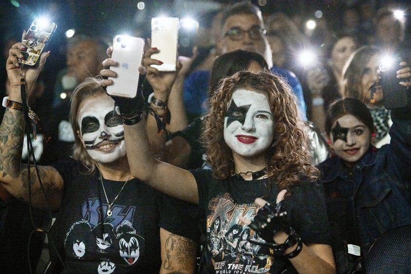 kiss MSG 2023 TOMO fans