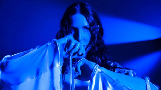 Chelsea Wolfe press 2023 blue 1600x900, Ebru Yildiz